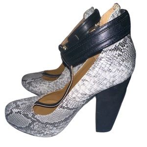 💙❤️ Faux snake skin block heels